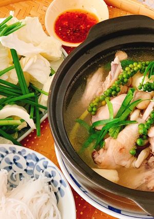 Hình của món Lẩu gà nấu tiêu xanh.