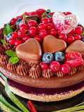 Torta fredda alle mousse di frutti di bosco e cioccolato