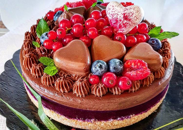 Torta fredda alle mousse di frutti di bosco e cioccolato