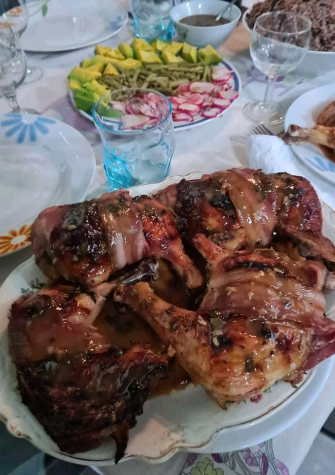 Una foto de Piernas de pollo asadas con bacom