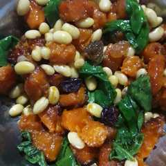 Una foto de Ensalada agridulce de vegetales salteados y soja