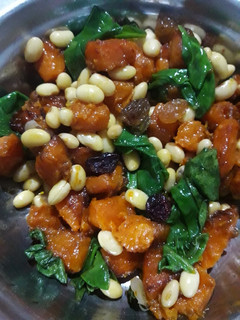 Una foto de Ensalada agridulce de vegetales salteados y soja