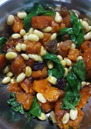 Una foto de Ensalada agridulce de vegetales salteados y soja