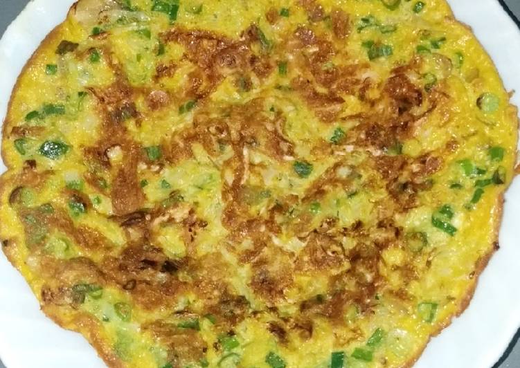 Langkah Mudah untuk mengolah Omelet sayur kol dan daun bawang, Bikin Ngiler