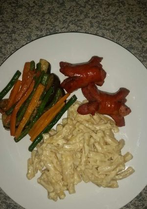 A picture of Cream cheese macaroni with veggies.
