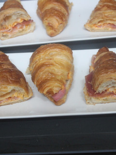 Una foto de Cruasanes rellenos de jamón