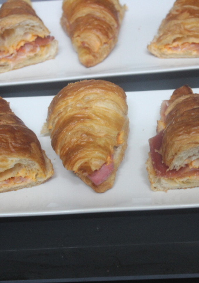 Una foto de Cruasanes rellenos de jamón