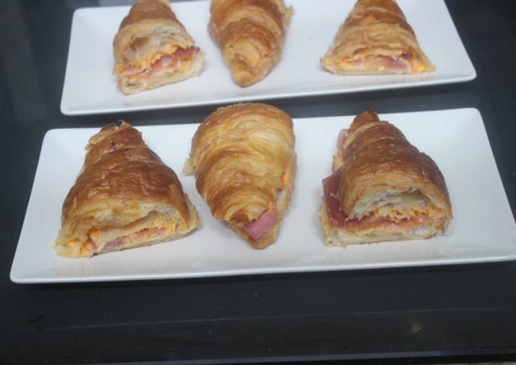 Cruasanes rellenos de jamón