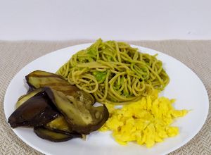 Una foto de Fideos a la palta con berenjena grillada y huevo