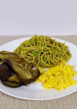 Una foto de Fideos a la palta con berenjena grillada y huevo