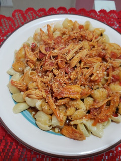 Una foto de Pollo desmenuzado en salsa de tomate..