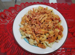 Una foto de Pollo desmenuzado en salsa de tomate..