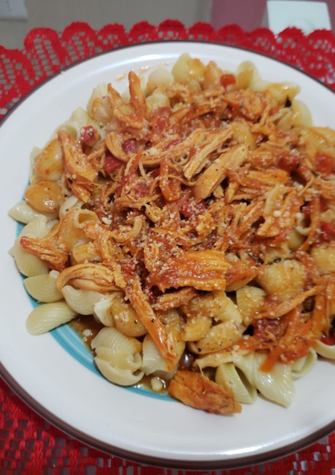 Una foto de Pollo desmenuzado en salsa de tomate..