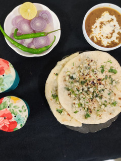 સ્ટફડ ચીઝ ચિલી ગાર્લિક નાન (Stuffed Cheese Chilli Garlic Naan recipe in Gujarati) રેસીપી મુખ્ય ફોટો