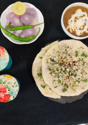 સ્ટફડ ચીઝ ચિલી ગાર્લિક નાન (Stuffed Cheese Chilli Garlic Naan recipe in Gujarati) રેસીપી મુખ્ય ફોટો