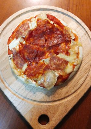 Hình của món Pizza 🍕 triple cheese (phô mai và thịt nguội Ý).