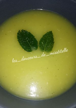 Une photo de Soupe à la menthe et au concombre