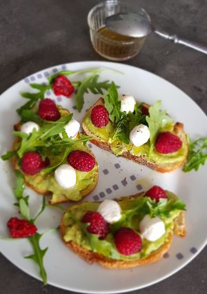 Une photo de °Tartines avocat-framboise°
