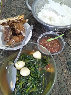 Foto resep Tumis kangkung telur puyuh dan sambel terasi mentah