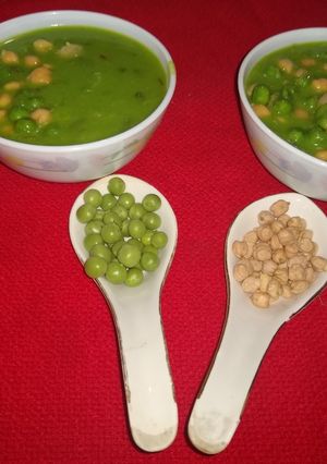 A picture of Chickpea and green peas soup.