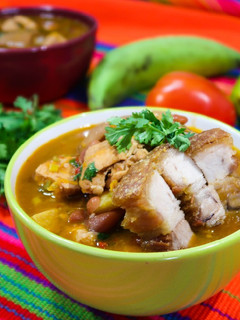 Una foto de Frijoles con cerdo y chicharrón 🐷🐷🐷