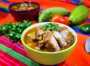 Una foto de Frijoles con cerdo y chicharrón 🐷🐷🐷