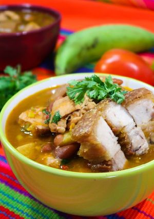 Una foto de Frijoles con cerdo y chicharrón 🐷🐷🐷