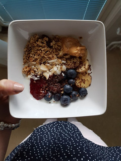 Una foto de Postre yogurt con toppings