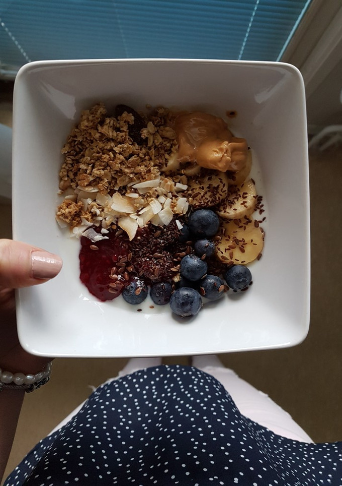Una foto de Postre yogurt con toppings
