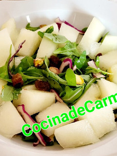 Una foto de Ensalada de melón con pistachos y rúcula