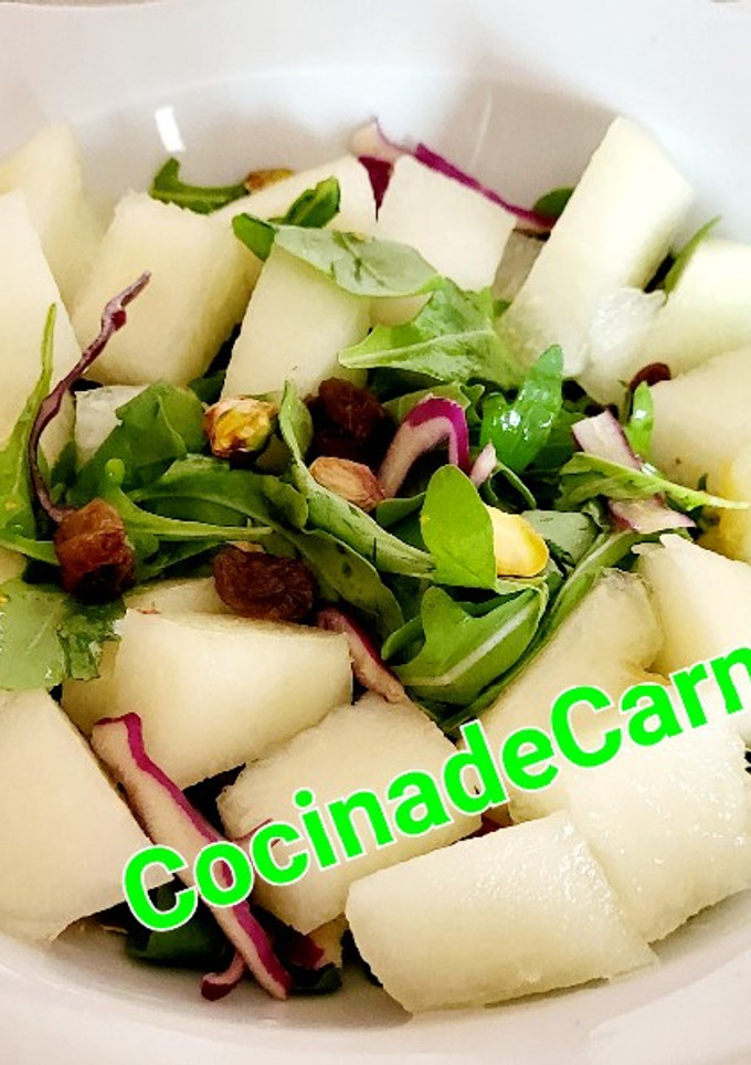 Una foto de Ensalada de melón con pistachos y rúcula