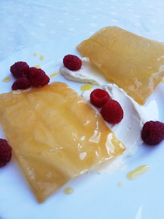 Una foto de Hojaldres de miel con mascarpone y frambuesas
