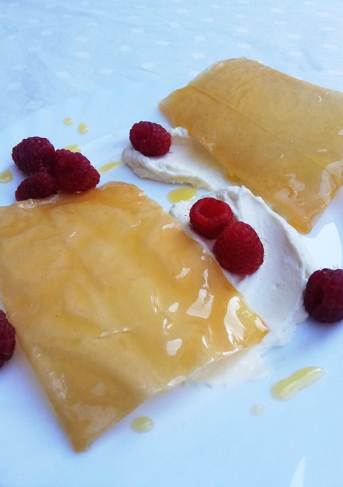 Una foto de Hojaldres de miel con mascarpone y frambuesas