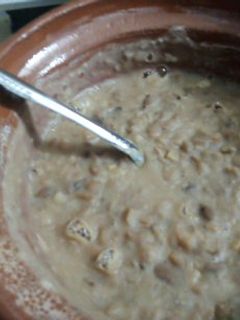 Una foto de Frijolitos rancheros con pulque y pechuga refritos las correa