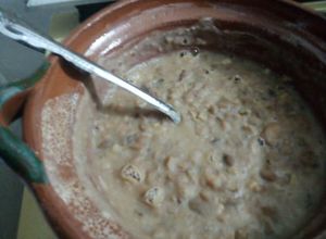Una foto de Frijolitos rancheros con pulque y pechuga refritos las correa