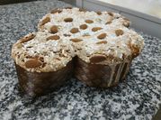 Una foto di farina di mandorle, uova gocce di cioccolato