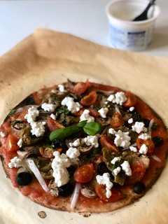 Foto principal de Pizza de tortilla de trigo capricciosa y saludable