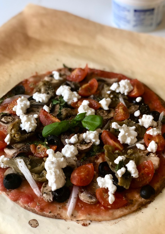 Una foto de Pizza de tortilla de trigo capricciosa y saludable