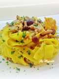 Pappardelle con crema di porri, ragù di tastasale, funghi e noci