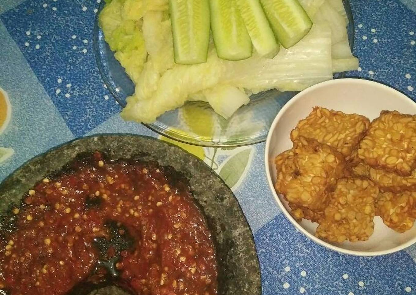 Sambal mentah dan lalapan rebus