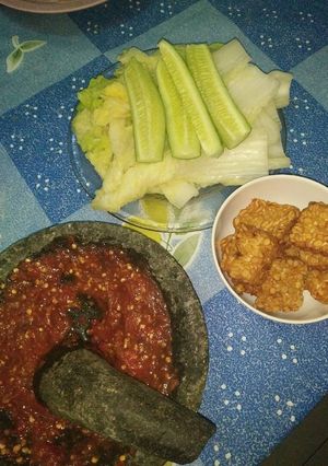 Foto resep Sambal mentah dan lalapan rebus
