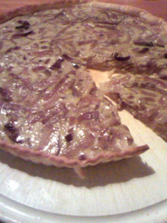Una foto de Tarta de cebolla morada