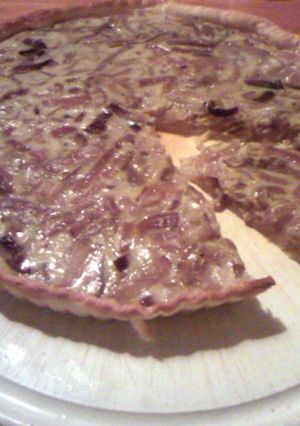 Una foto de Tarta de cebolla morada