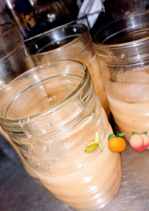Una foto de Batido de banana, durazno y naranjas😋
