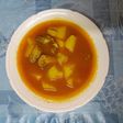 Cazuela de papas generosa con costillas