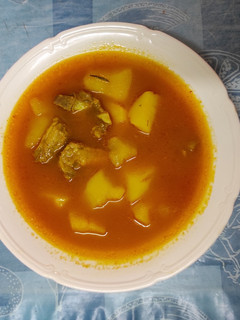 Una foto de Cazuela de papas generosa con costillas
