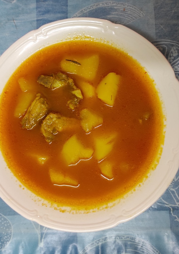 Una foto de Cazuela de papas generosa con costillas