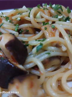 Una foto de Spaghetti con shiitake y Cava