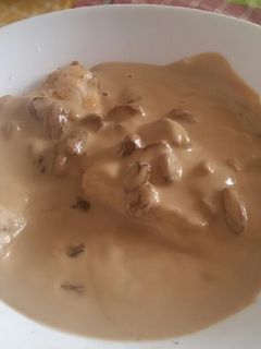 Una foto de Filetillos de pollo con salsa pedro Ximénez con pasas y piñones