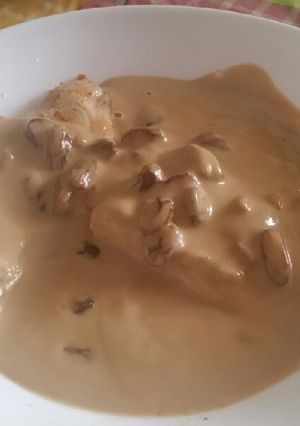 Una foto de Filetillos de pollo con salsa pedro Ximénez con pasas y piñones